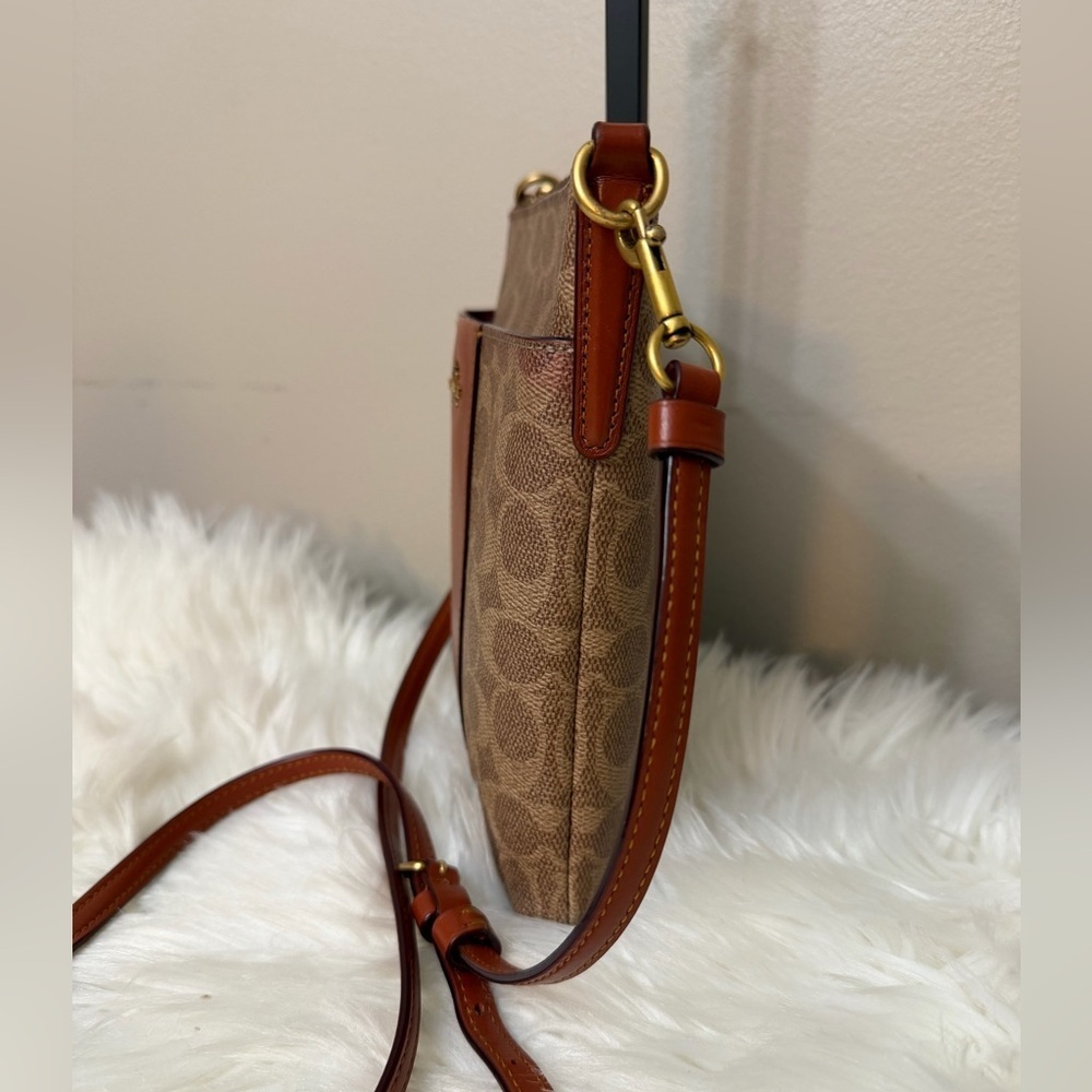 Coach Kitt Messenger Crossbody In Colorblock Signature Canvas Bag. NWOT - Picture 2 of 8